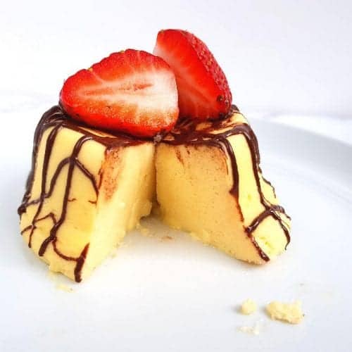 Ridiculously creamy keto cheesecake in microwave with just 4 ingredients. This keto cheesecake in a cup recipe is so easy to make and requires no baking skills. If you’ve been craving for a moist and satisfying keto cream cheese, give it a try now!