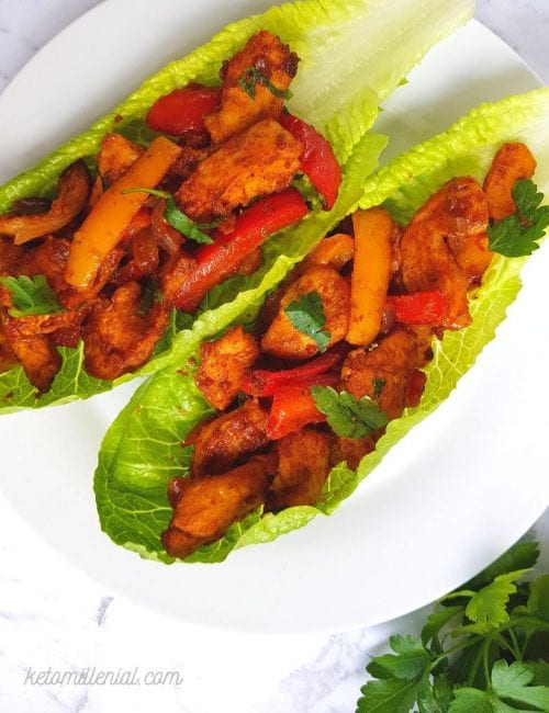 Easy keto sheet pan dinners - keto chicken fajita recipe under 5 g net carbs. This quick dump meal cooks quickly in the oven and tastes AMAZING. Serve this authentic mexican dinner with some lettuce wraps for easy keto dinner in oven.
