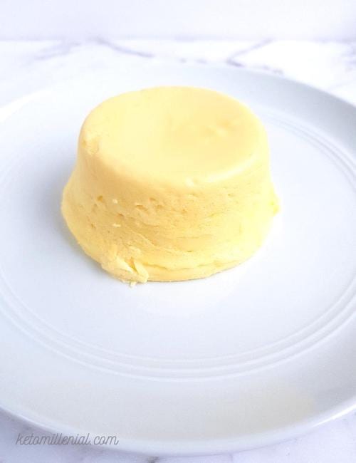 Ridiculously creamy keto cheesecake in microwave with just 4 ingredients. This keto cheesecake in a cup recipe is so easy to make and requires no baking skills. If you’ve been craving for a moist and satisfying keto cream cheese, give it a try now!